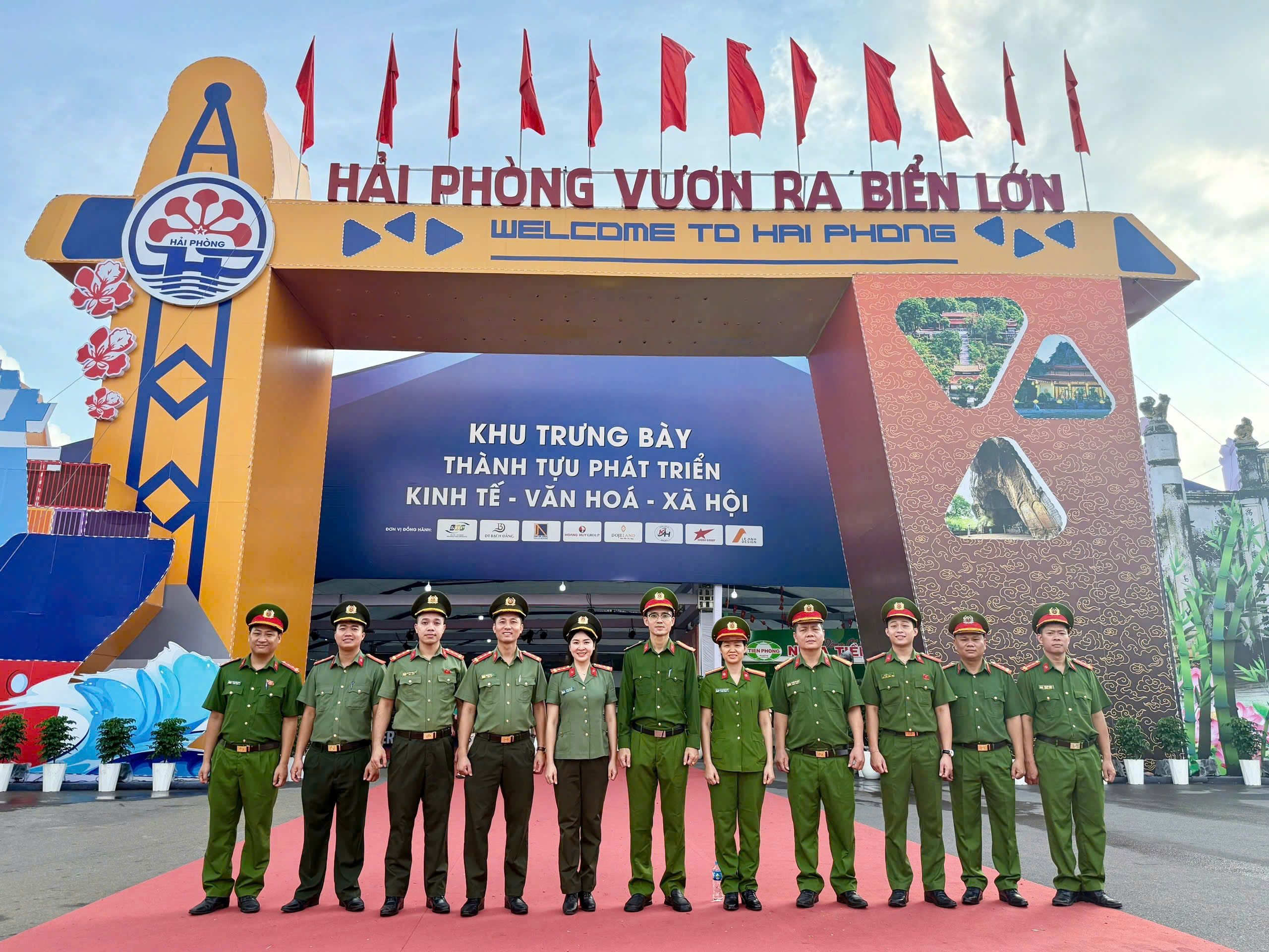 Công an phường Nam Đồng: Thăm quan Triển lãm thành tựu đất nước